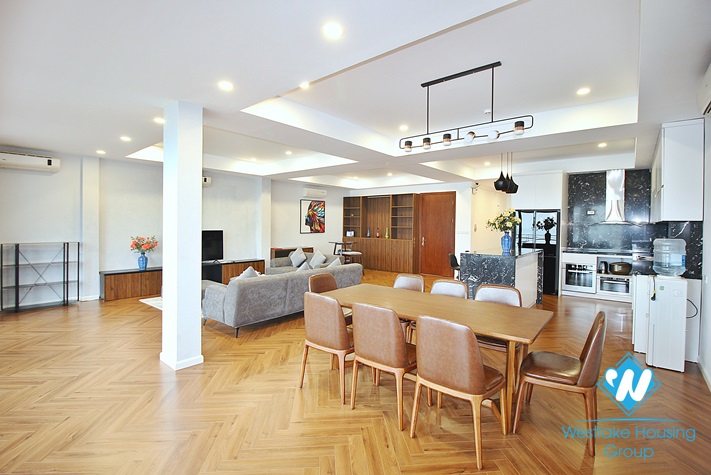 Renovated and lake view 3 beds apartment for rent in Xuan Dieu st, Tay Ho